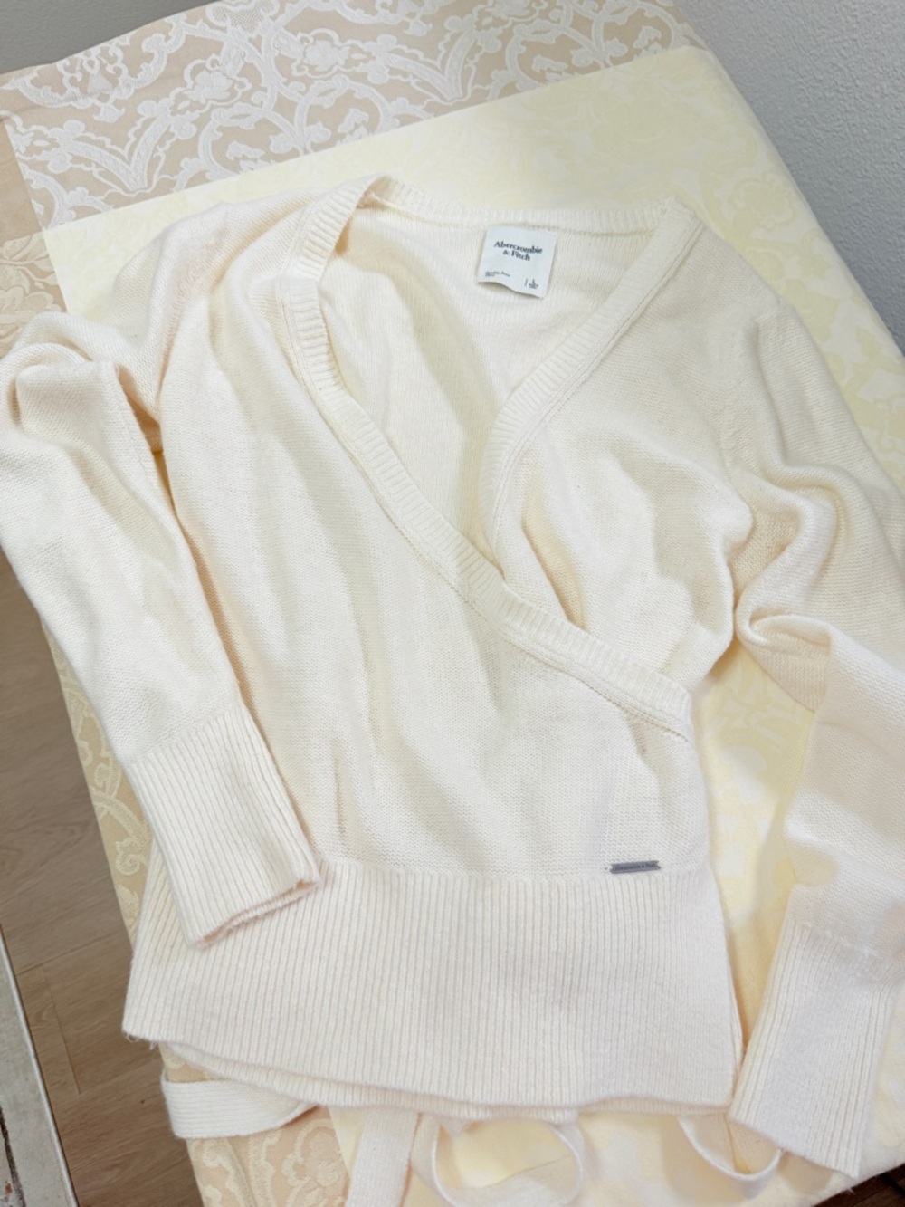 Abercrombie & Fitch Cream Ribbed Knit Sweater Label Detail - Picture 4 of 11